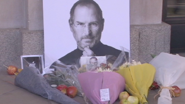 i fan di Apple lasciano fiori e messaggi in memoria del CEO